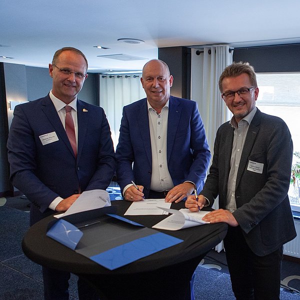 Unterzeichnung der Kooperationsvereinbarung mit Christoph Almering, Bert Boerman und Joachim Künzel 